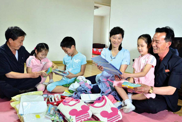 북한 입장을 대변하는 재일본조선인총연합회 기관지 조선신보는 3일 북한의 ‘다둥이’ 가정이 국가의 많은 혜택을 받고 있다고 홍보했다. 사진은 세쌍둥이 가정이 받은 선물들. 2023.2.3. 평양 조선신보=연합뉴스