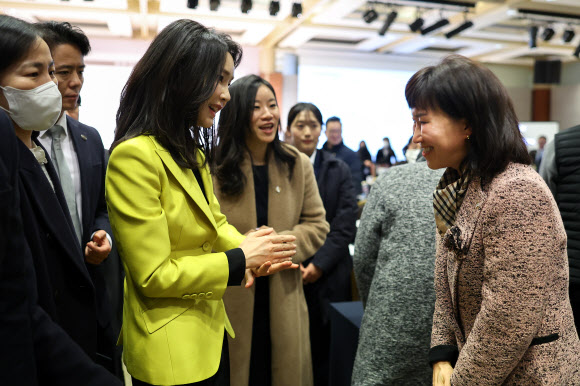 김건희 여사가 3일 서울 용산구 백범 김구기념관에서 열린 제3회 한국수어의 날 기념식에서 참석자들과 인사하고 있다. 2023.2.3. 대통령실 제공