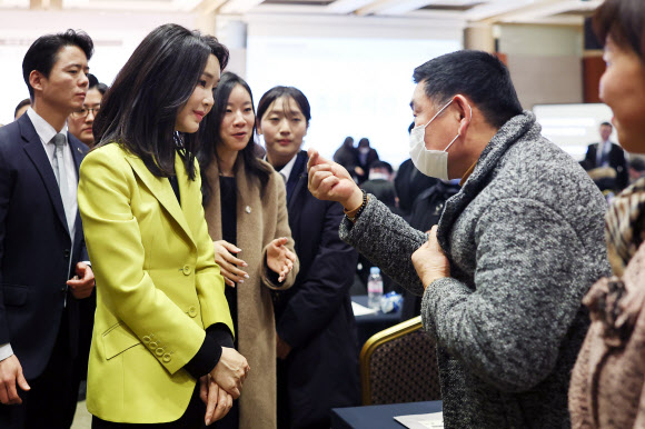 김건희 여사가 3일 서울 용산구 백범 김구기념관에서 열린 제3회 한국수어의 날 기념식에서 참석자들과 인사하고 있다. 2023.2.3. 대통령실 제공