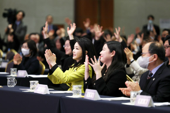 김건희 여사가 3일 서울 용산구 백범 김구기념관에서 열린 제3회 한국수어의 날 기념식에서 축하공연을 보며 박수치고 있다. 2023.2.3. 대통령실 제공