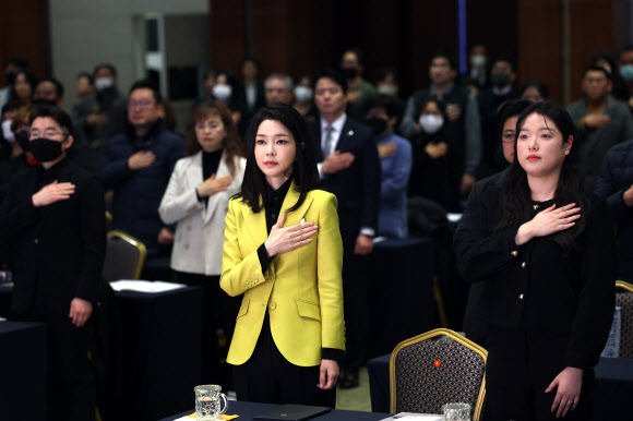 김건희 여사가 3일 서울 용산구 백범 김구기념관에서 열린 제3회 한국수어의 날 기념식에서 국기에 경례를 하고 있다. 2023.2.3. 대통령실 제공