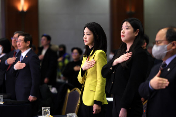 김건희 여사가 3일 서울 용산구 백범 김구기념관에서 열린 제3회 한국수어의 날 기념식에서 국기에 경례를 하고 있다. 2023.2.3. 대통령실 제공