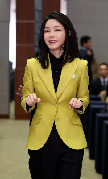 김건희 여사가 3일 서울 용산구 백범 김구기념관에서 열린 제3회 한국수어의 날 기념식에 입장하며 수어로 “안녕하세요”라고 인사하고 있다. 2023.2.3. 대통령실 제공