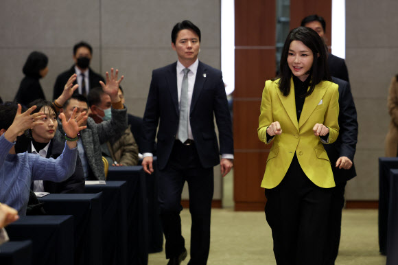 김건희 여사가 3일 서울 용산구 백범 김구기념관에서 열린 제3회 한국수어의 날 기념식에 입장하며 수어로 “안녕하세요”라고 인사하고 있다. 2023.2.3. 대통령실 제공