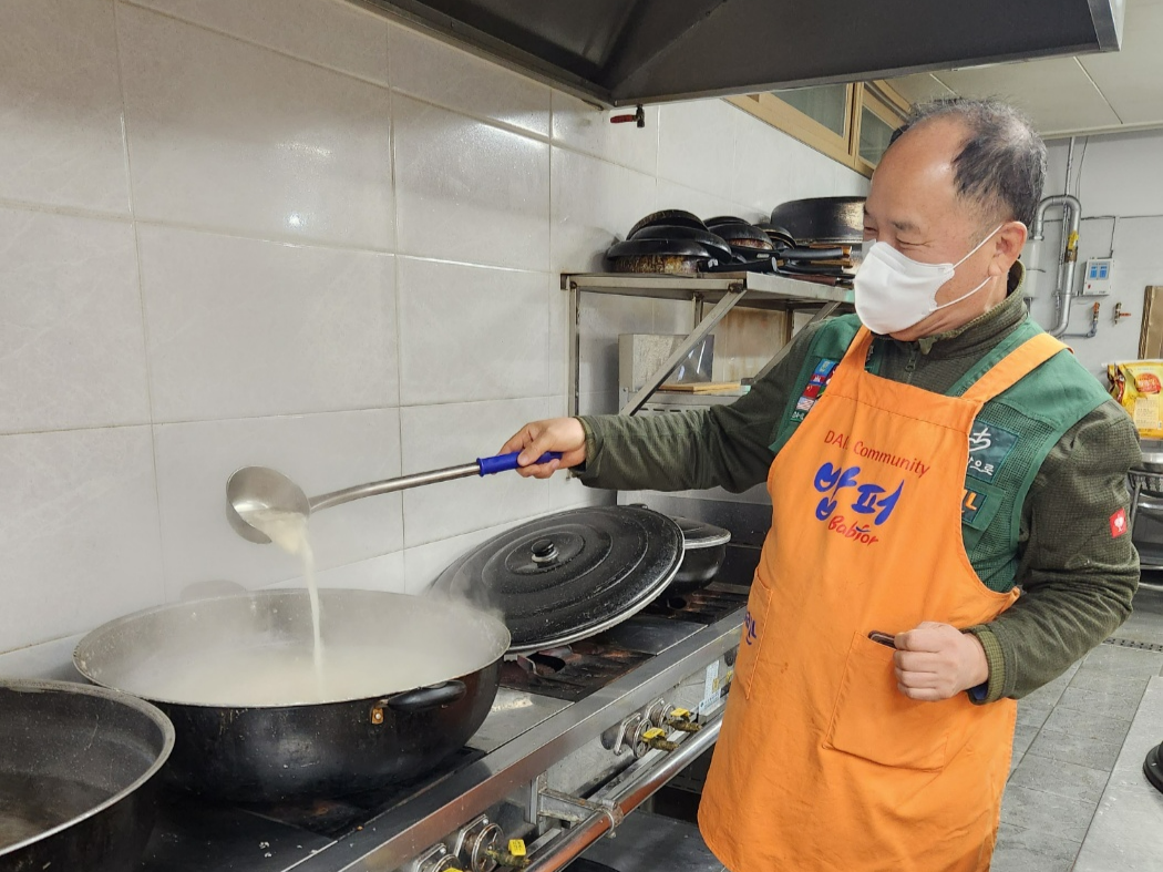 16년간 밥퍼에서 자원봉사를 하다 전날부터 아침 시간 주방장이 된 김동열(61)씨가 2일 서울 동대문구 밥퍼에서 누룽지탕을 끓이고 있다. 곽소영 기자