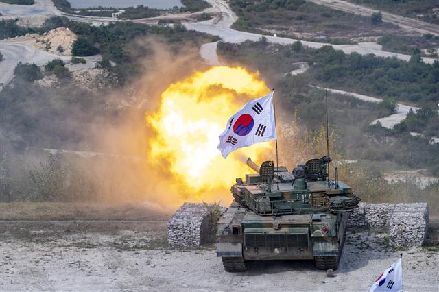 육군이 경기 포천시 승진과학화훈련장에서 대한민국 방위산업전시회(DX KOREA 2022) 사전 행사로 대규모 기동화력시범을 선보였다고 지난해 9월 밝혔다. 사진은 K2 흑표전차가 전차포 사격을 하고 있는 모습. 육군 제공