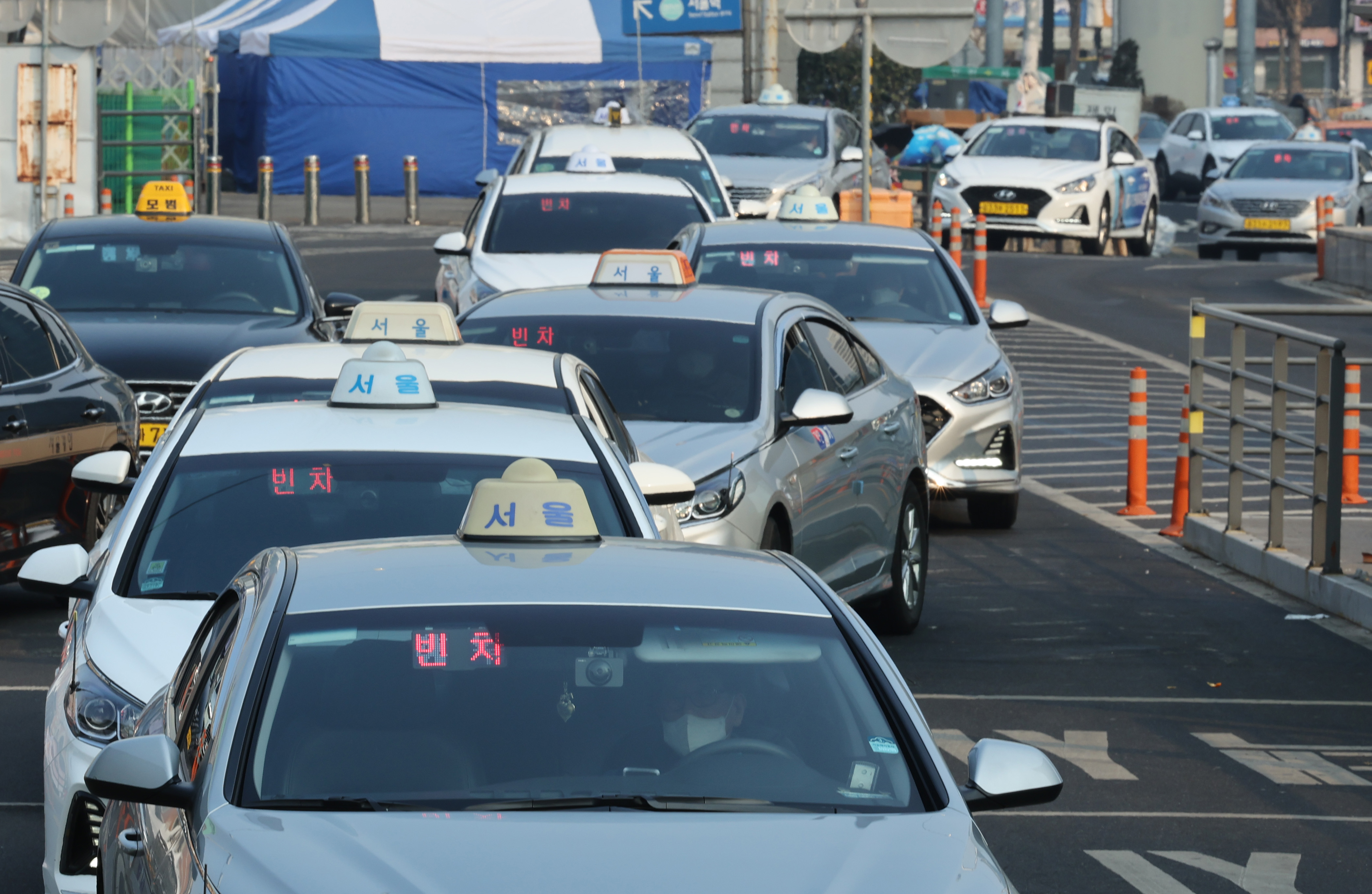 서울 택시요금 인상에 줄줄이 ‘빈차’