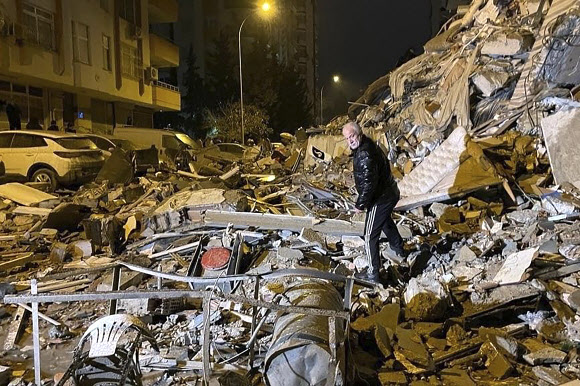 한 남성이 6일 튀르키예 남부 디야르바키르에서 붕괴된 건물을 수색하고 있다. AP연합뉴스