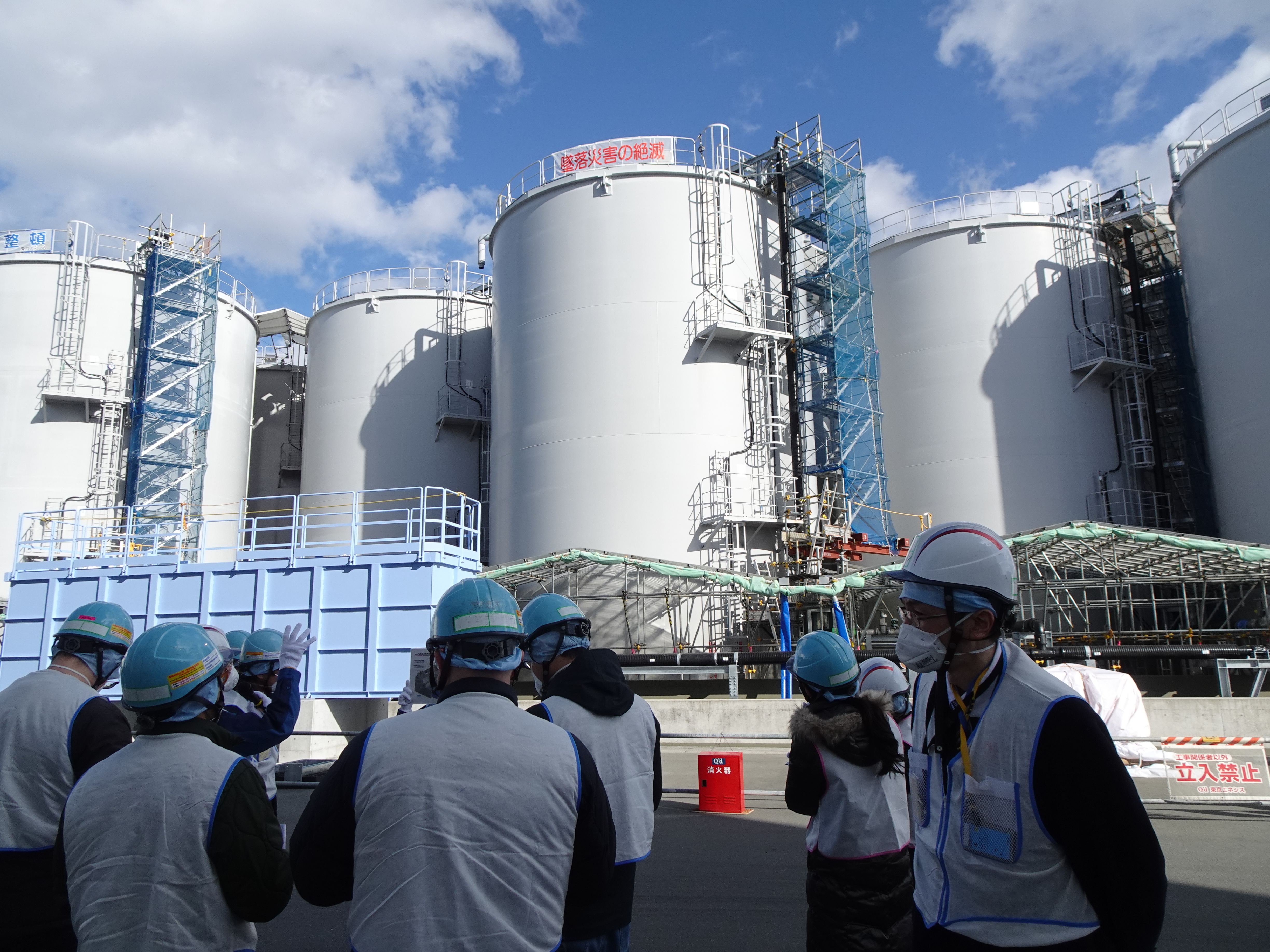 도쿄전력 관계자들이 지난 2일 후쿠시마 제1원자력발전소에서 외신 기자들에게 오염수 저장탱크를 설명하고 있다. 2023.2.6 연합뉴스