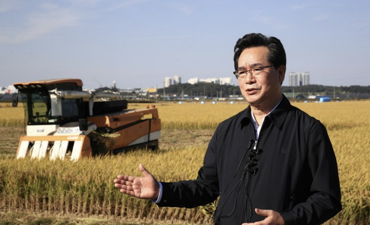 정황근 농림축산식품부 장관이 지난해 10월 13일 전북 익산시 가루쌀 수확 현장에 방문해 생산단지 대표들과 가루쌀 정책 방향에 대해 논의하고 있다. 농식품부 제공