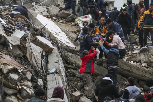 구조대들이 6일 튀르키예와 시리아를 강타한 강진으로 무너져내린 건물 잔해에서 맨손으로 생존자를 구해내고 있다. 아다나 AP 연합뉴스