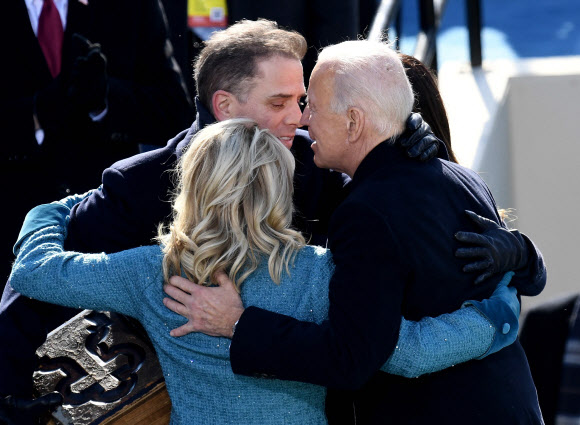 헌터 바이든(맨 왼쪽)이 2021년 1월 20일 조 바이든 미국 대통령의 취임식에서 부모와 포옹하고 있다. 워싱턴DC AFP 연합뉴스