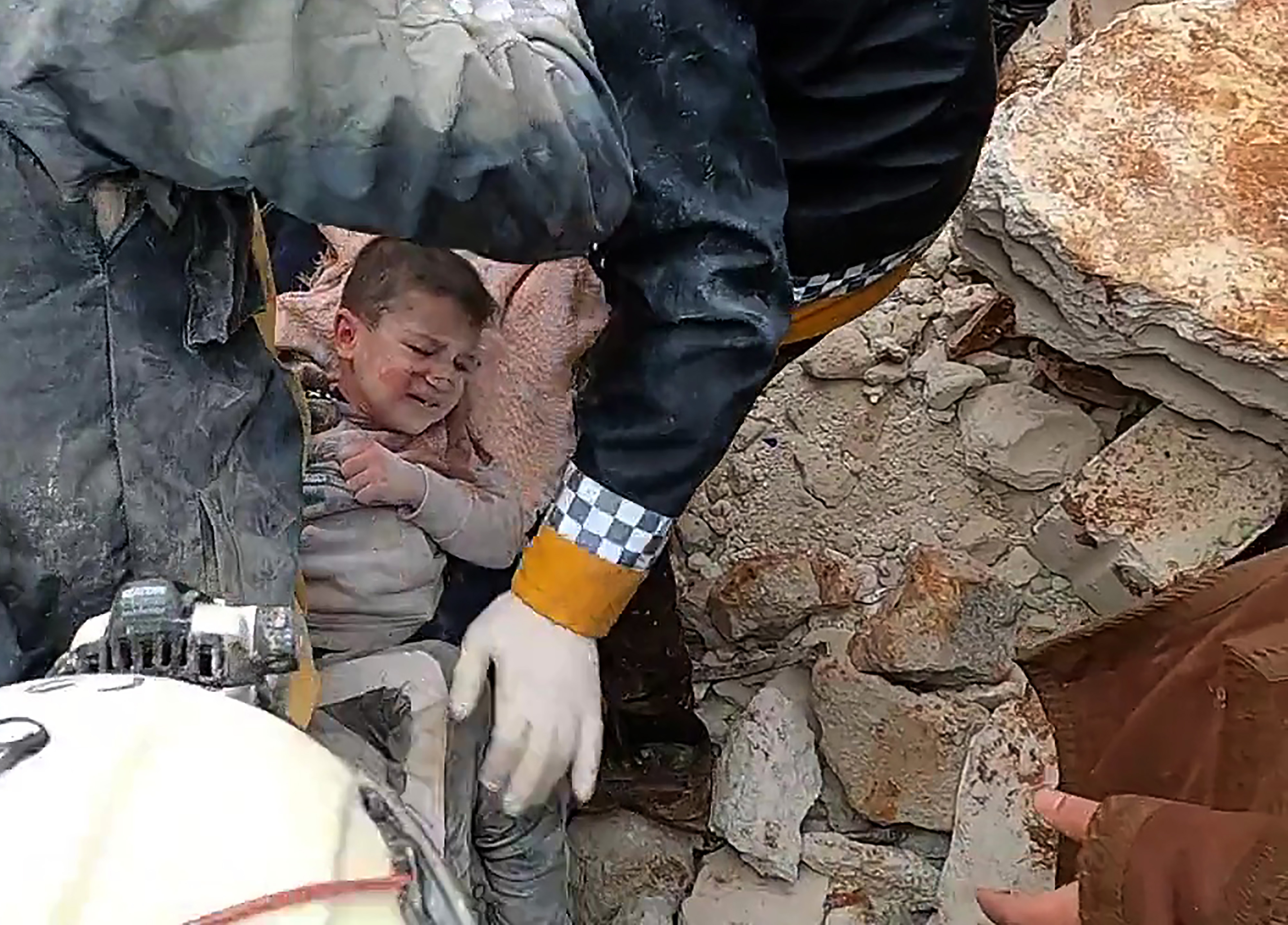 시리아 지진 잔해 속 아이 구출