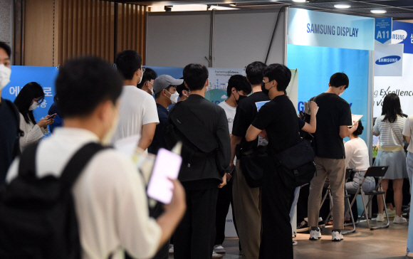 지난해 9월 서울 중구 동국대에서 열린 취업박람회가 학생들로 북적이고 있다. 서울신문  DB