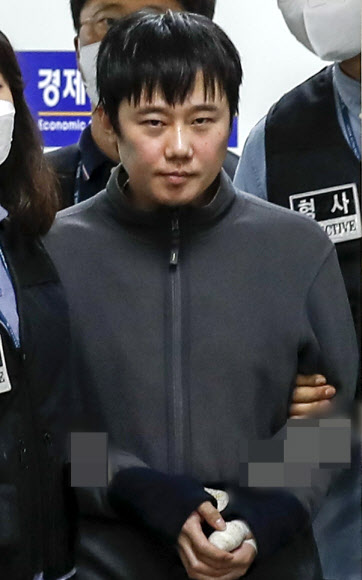신당역 살해 피의자 전주환이 남대문경찰서에서 검찰로 이송되고 있다. 2022.9.21 연합뉴스