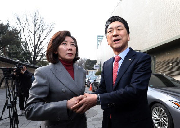 국민의힘 김기현 당 대표 후보와 나경원 전 의원이 7일 오후 서울 중구 달개비 앞에서 전당대회 관련 입장을 발표한 뒤 악수를 하고 있다. 2023.2.7 연합뉴스