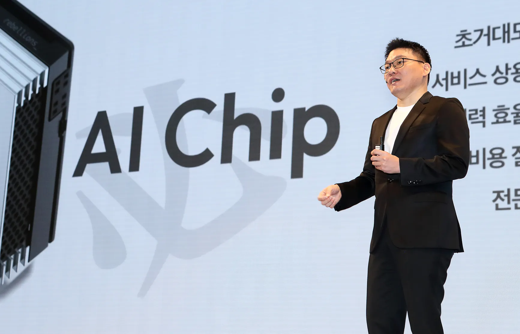 KT와 함께 ‘인공지능(AI) 반도체 드림팀’을 구성한  반도체 기업 리벨리온의 박성현 대표가 지난해 11월 KT AI 전략 기자간담회에서 자사 기술을 설명하고 있다.
KT 제공