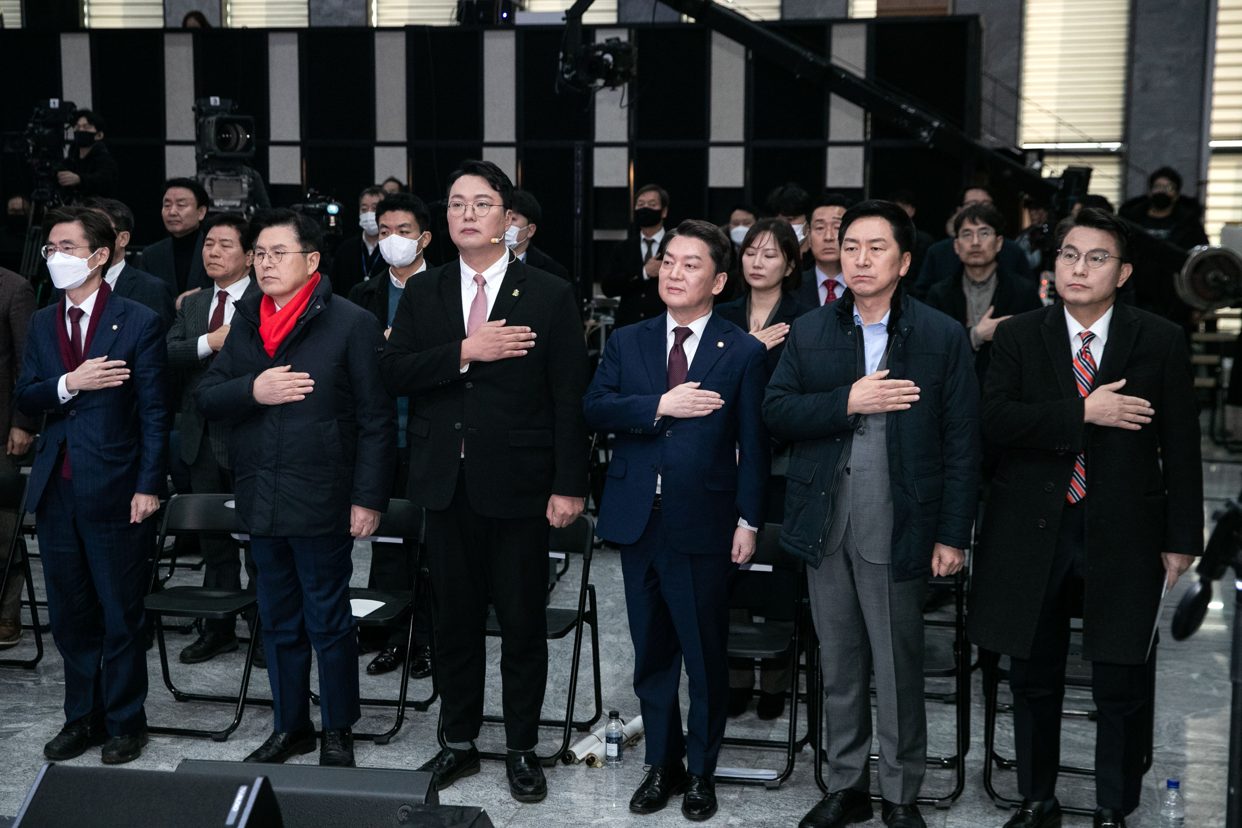 국민의힘 당 대표 후보자들과 최고위원 후보자들이 7일 오전 서울 강서구 ASSA빌딩 방송스튜디오에서 열린 국민의힘 제3차 전당대회 비전발표회에서 국민의례를 하고 있다. 도준석 기자