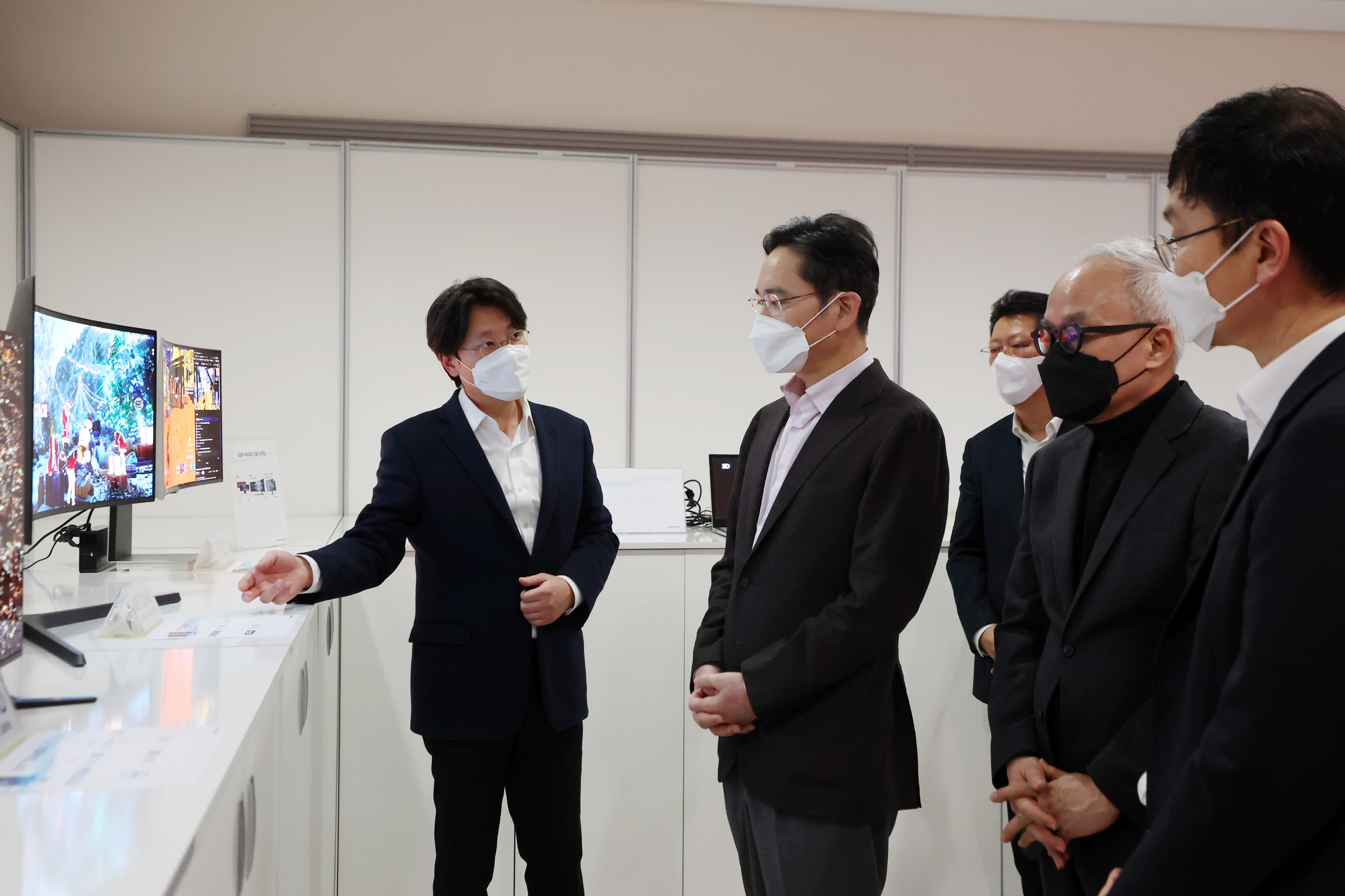 이재용(가운데) 삼성전자 회장이 7일 삼성디스플레이 아산캠퍼스에서 전시된 디스플레이 제품을 보며 설명을 듣고 있다. 삼성전자 제공