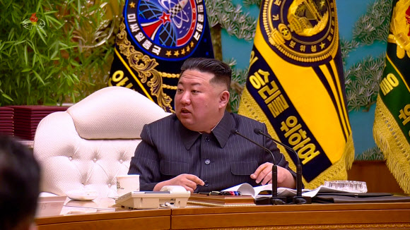 북한 김정은 주재로 지난 6일 당중앙위원회 본부청사에서 열린 노동당 중앙군사위원회 제8기 제4차확대회의장 석상에 앉은 김 위원장 뒤쪽에 ‘조선민주주의인민공화국 미싸일(미사일)총국’이라는 글자가 새겨진 깃발이 식별된다. 지금까지 미사일총국은 북한 매체 보도에서 언급된 적이 없으며 깃발로 등장하기도 이번이 처음으로 알려졌다. 2023.2.7. 조선중앙TV 화면·연합뉴스