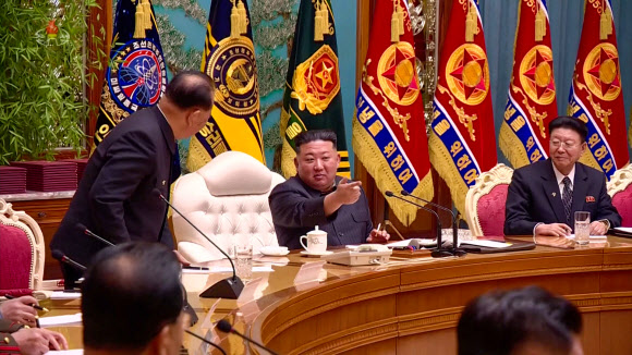 북한 김정은 국무위원장 주재로 지난 6일 당중앙위원회 본부청사에서 노동당 중앙군사위원회 확대회의를 열고 전쟁준비태세 완비와 작전전투훈련 확대 강화 등을 토의 결정했다고 조선중앙TV가 7일 보도했다. 2023.2.7. 조선중앙TV 화면·연합뉴스