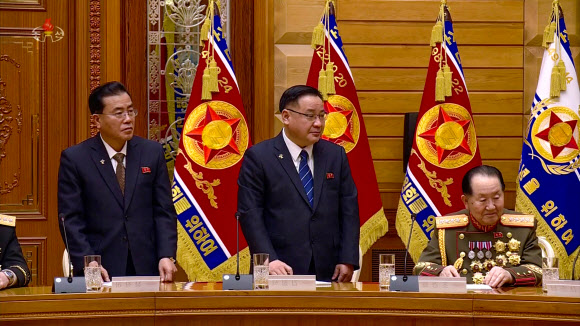 북한 김정은 국무위원장 주재로 지난 6일 당중앙위원회 본부청사에서 노동당 중앙군사위원회 확대회의를 열고 전쟁준비태세 완비와 작전전투훈련 확대 강화 등을 토의 결정했다고 조선중앙TV가 7일 보도했다. 장창하 국방과학원장(왼쪽), 김정식 노동당 군수공업부 부부장이 일어서서 김 위원장의 설명을 경청하고 있다. 2023.2.7. 조선중앙TV 화면·연합뉴스