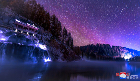 북한의 리명수혁명사적지에 2월의 서리꽃이 활짝 피여났다고 조선중앙통신이 7일 보도했다. 2023.2.7. 평양 조선중앙통신 연합뉴스