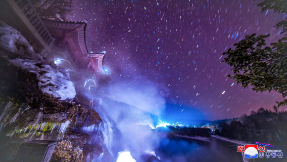 북한의 리명수혁명사적지에 2월의 서리꽃이 활짝 피여났다고 조선중앙통신이 7일 보도했다. 2023.2.7. 평양 조선중앙통신 연합뉴스