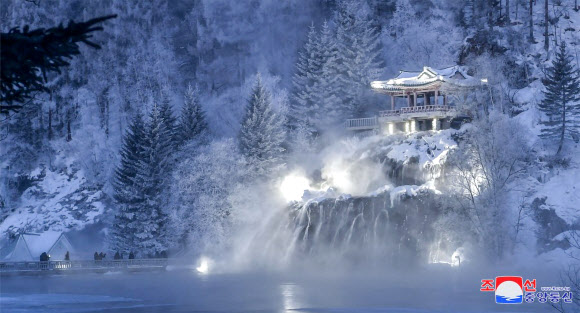 북한의 리명수혁명사적지에 2월의 서리꽃이 활짝 피여났다고 조선중앙통신이 7일 보도했다. 2023.2.7. 평양 조선중앙통신 연합뉴스