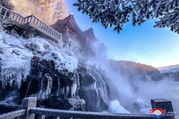 북한의 리명수혁명사적지에 2월의 서리꽃이 활짝 피여났다고 조선중앙통신이 7일 보도했다. 2023.2.7. 평양 조선중앙통신 연합뉴스