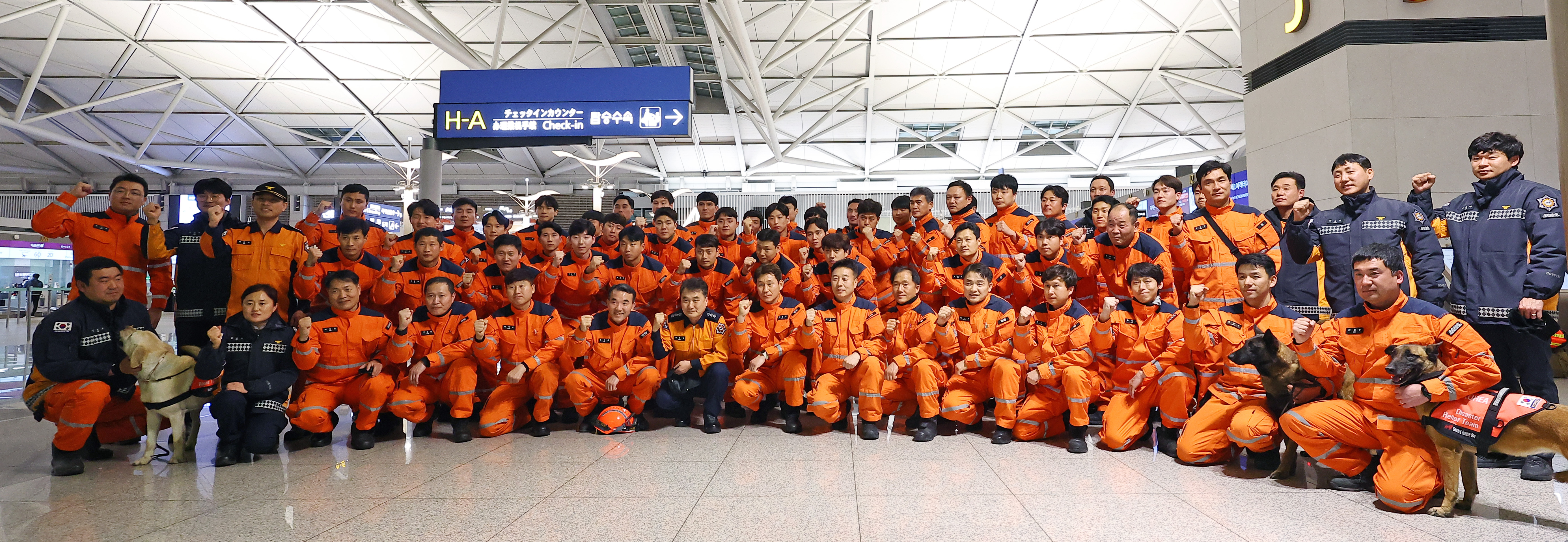 ‘몸 건강히 다녀오시기 바랍니다’  일 오후 인천국제공항 제1여객터미널에서 출국을 앞둔 튀르키예 지진 실종자 수색 등을 위한 대한민국 긴급구호대(KDRT) 소속 소방대원들이 자체 출정식을 마친 뒤 기념촬영을 하고 있다. 정부는 외교부, 소방청, 코이카(한국국제협력단), 국방부 등으로 구성된 110여 명의 긴급구호대를 튀르키예로 파견한다.  연합뉴스