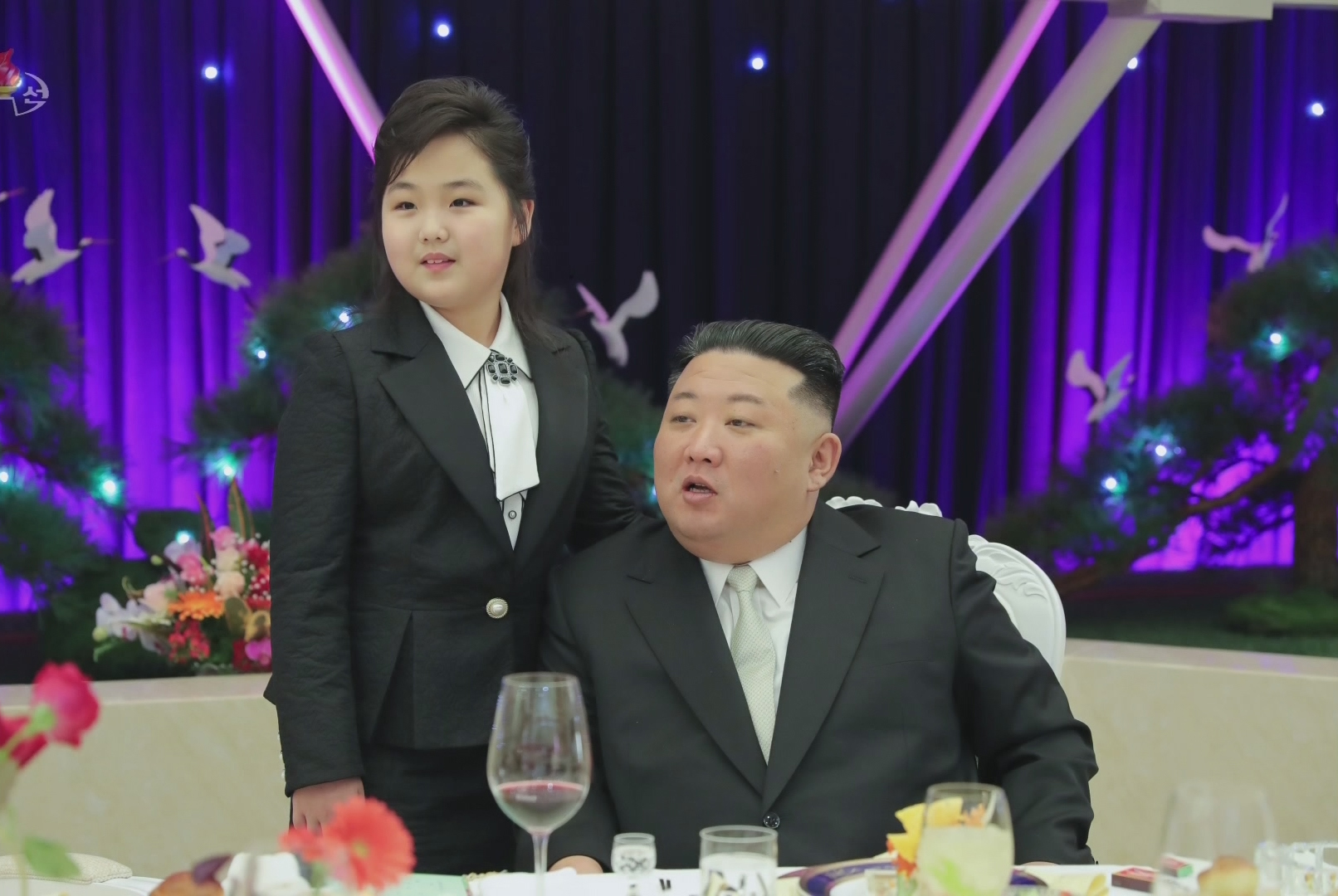 북한 김정은, 딸 김주애와 ‘건군절’ 기념연회 참석