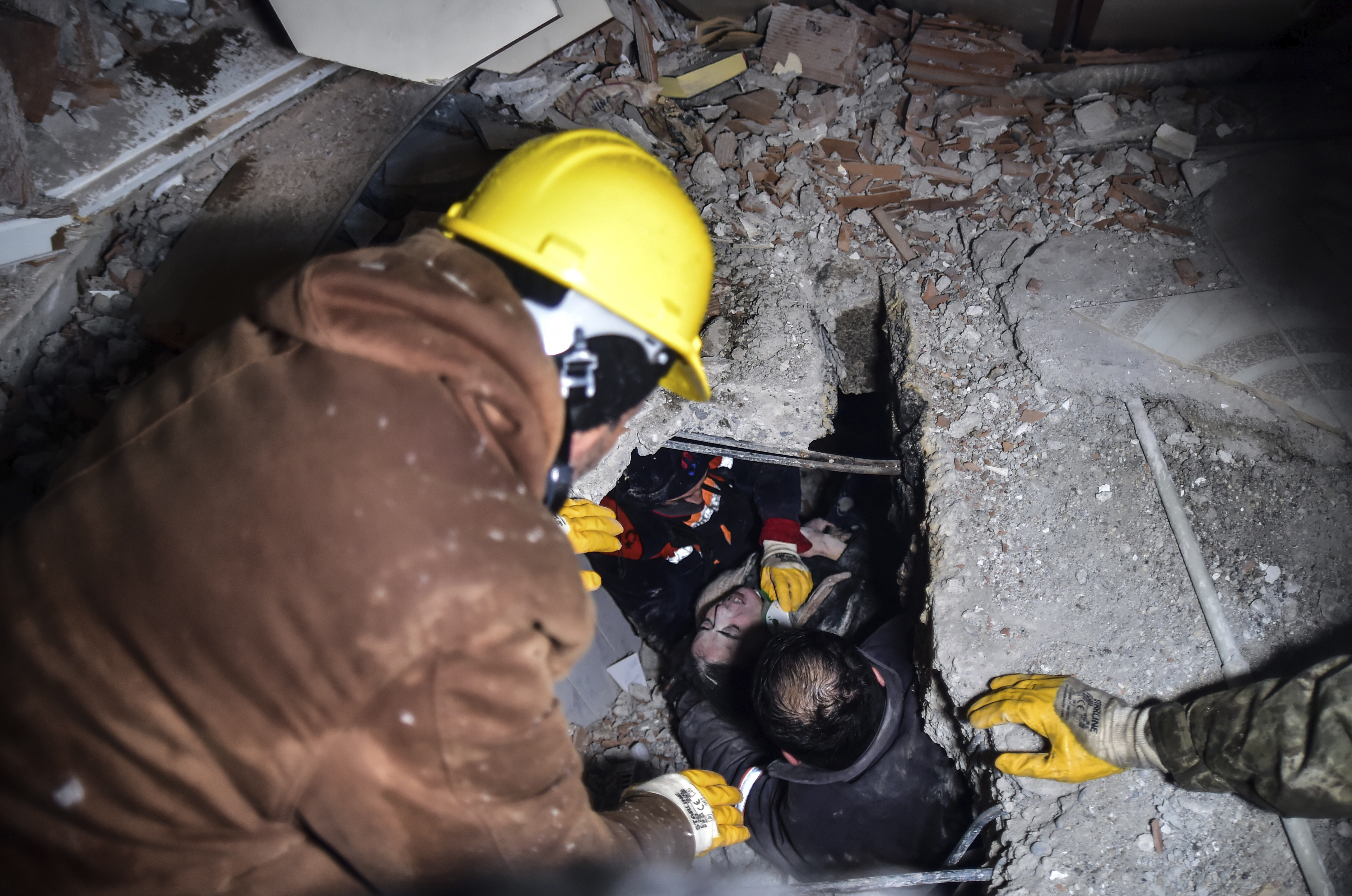 붕괴 건물서 생존자 끌어내는 튀르키예 구조대원들