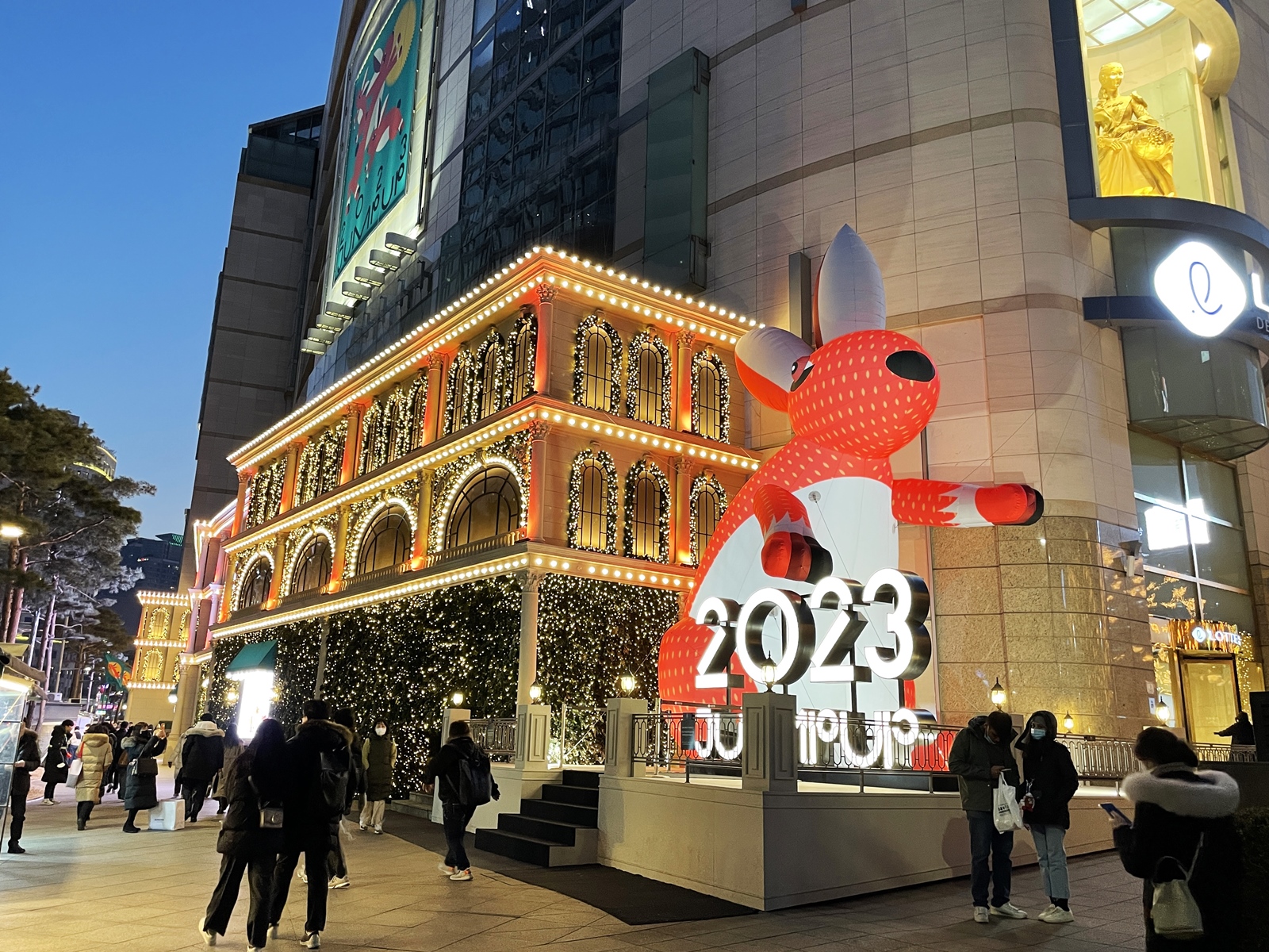 롯데백화점이 토끼해를 기념해 내달 9일까지 비주얼테마 ‘점프업’(Jump Up)을 선보인다고 11일 밝혔다. 사진은 서울 중구 롯데백화점 본점에 설치된 점프업 비주얼 테마. 2023.1.11