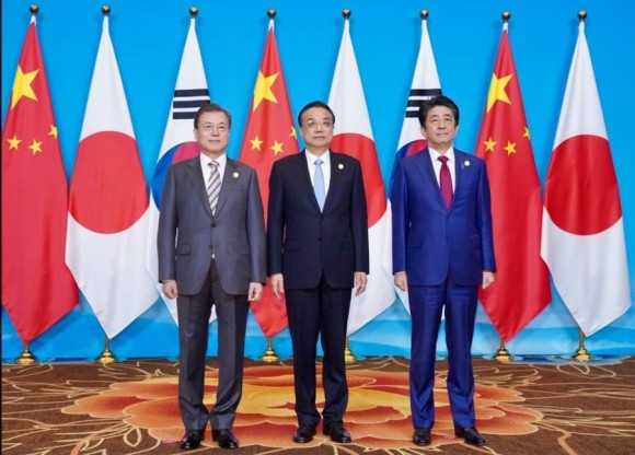 2019년 12월 중국 쓰촨성 청두에서 열린 한중일 정상회의에 앞서 문재인(왼쪽부터) 당시 대통령과 리커창 중국 국무원 총리, 아베 신조 당시 일본 총리가 기념 촬영을 하고 있다. 청와대 제공