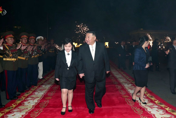 북한 김정은 국무위원장이 건군절(인민군 창건일)을 기념해 지난 7일 딸 김주애와 함께 인민군 장병들의 숙소를 방문했다고 조선중앙TV가 8일 보도했다. 김 위원장은 숙소 방문 이후 건군절 기념연회에 참석해 연설했다. 2023.2.8  조선중앙TV 화면·연합뉴스