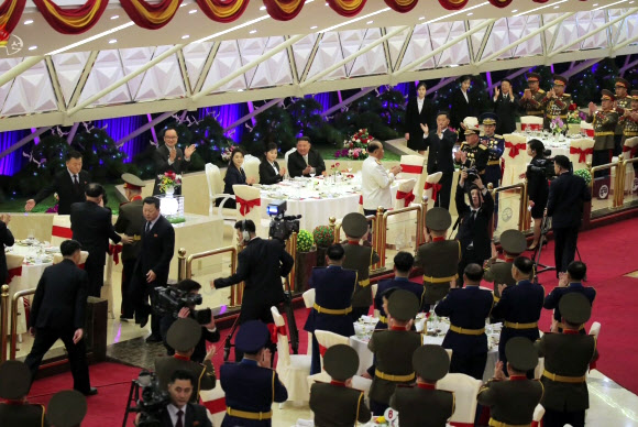 북한 김정은 국무위원장이 건군절(인민군 창건일)을 기념해 지난 7일 딸 김주애와 함께 인민군 장병들의 숙소를 방문했다고 조선중앙TV가 8일 보도했다. 김 위원장은 숙소 방문 이후 건군절 기념연회에 참석해 연설했다. 2023.2.8. 조선중앙TV 화면·연합뉴스