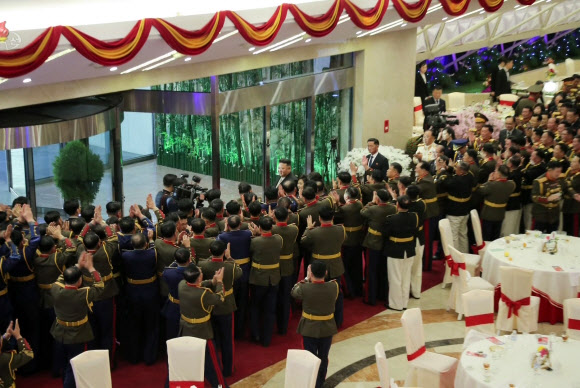 북한 김정은 국무위원장이 건군절(인민군 창건일)을 기념해 지난 7일 딸 김주애와 함께 인민군 장병들의 숙소를 방문했다고 조선중앙TV가 8일 보도했다. 김 위원장은 숙소 방문 이후 건군절 기념연회에 참석해 연설했다.  2023.2.8. 조선중앙TV 화면·연합뉴스