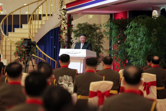 북한 김정은 국무위원장이 건군절(인민군 창건일)을 기념해 지난 7일 딸 김주애와 함께 인민군 장병들의 숙소를 방문했다고 조선중앙TV가 8일 보도했다. 김 위원장은 숙소 방문 이후 건군절 기념연회에 참석해 연설했다. 2023.2.8. 조선중앙TV 화면·연합뉴스