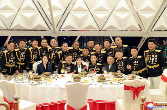 북한 김정은 국무위원장이 딸 김주애와 함께 건군절(2월 8일) 75주년 기념연회에 참석했다고 조선중앙통신이 8일 보도했다. 2023.2.8  연합뉴스