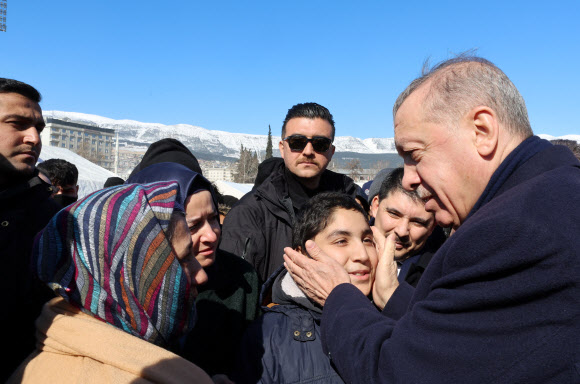 레제프 타이이프 에르도안(오른쪽) 튀르키예 대통령이 심각한 지진 피해를 입은 남동부 카흐라만마라슈를 찾아 주민들을 위로하고 있다. 2023.2.8 튀르키예 대통령실 제공 로이터 연합뉴스