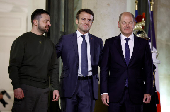 프랑스 파리 엘리제궁에 도착한 볼로디미르 젤렌스키(왼쪽) 우크라이나 대통령이 에마뉘엘 마크롱(가운데) 프랑스 대통령과 올라프 숄츠(오른쪽) 독일 총리를 만나고 있다. 2023.2.8 로이터 연합뉴스