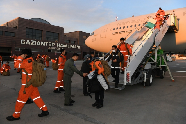 대한민국 긴급구호단(KDRT)이 8일(현지시간) 튀르키예 가지안테프 공항에 도착해 우리 군 다목적수송기에서 내리고 있다. 연합뉴스