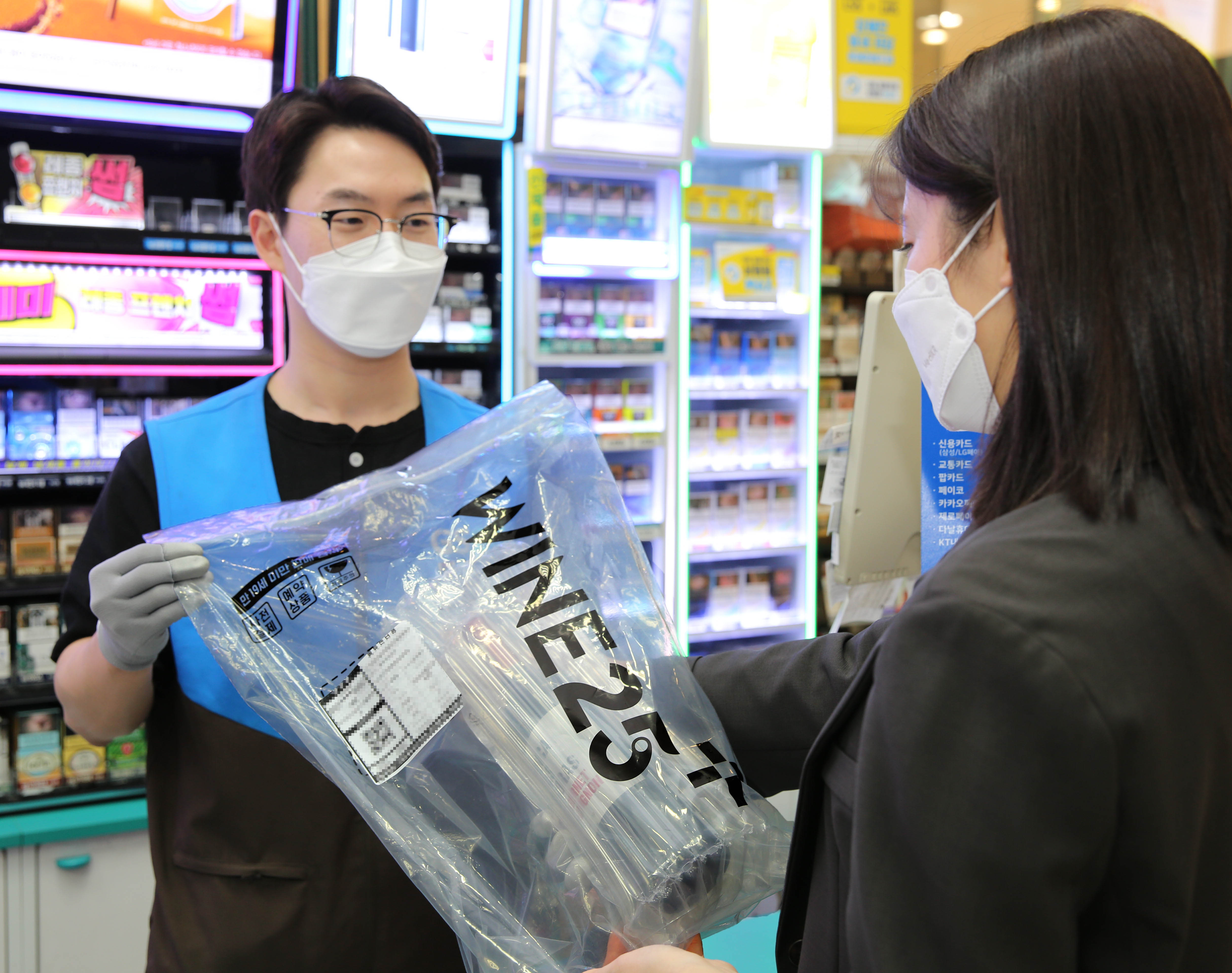 소비자가 와인25플러스 서비스를 통해 예약한 주류를 편의점에서 찾아가고 있다. GS리테일 제공