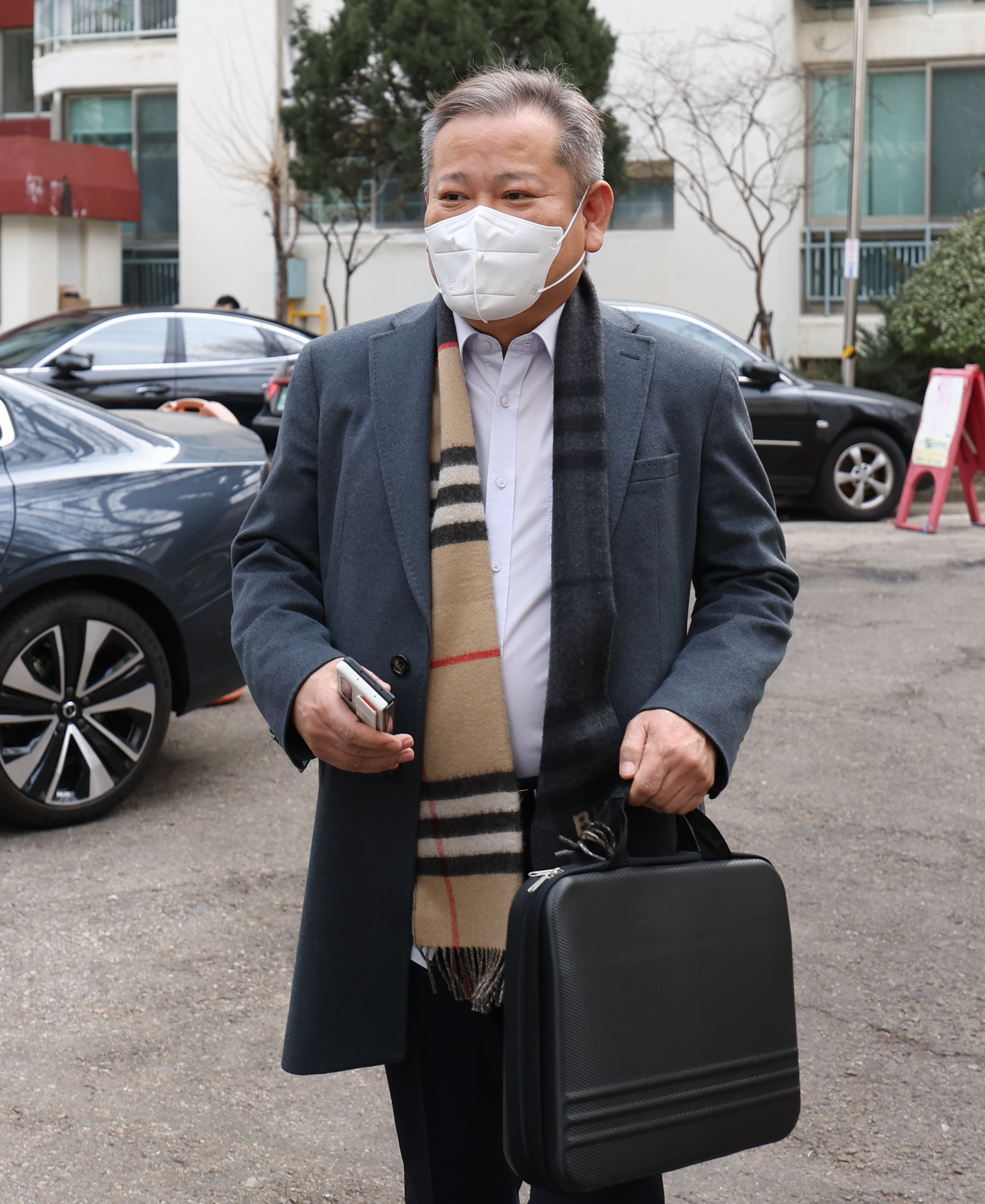국회 탄핵소추안 가결로 직무가 정지된 이상민 행정안전부 장관이 9일 서울 강남구 자택을 나서고 있다.  연합뉴스