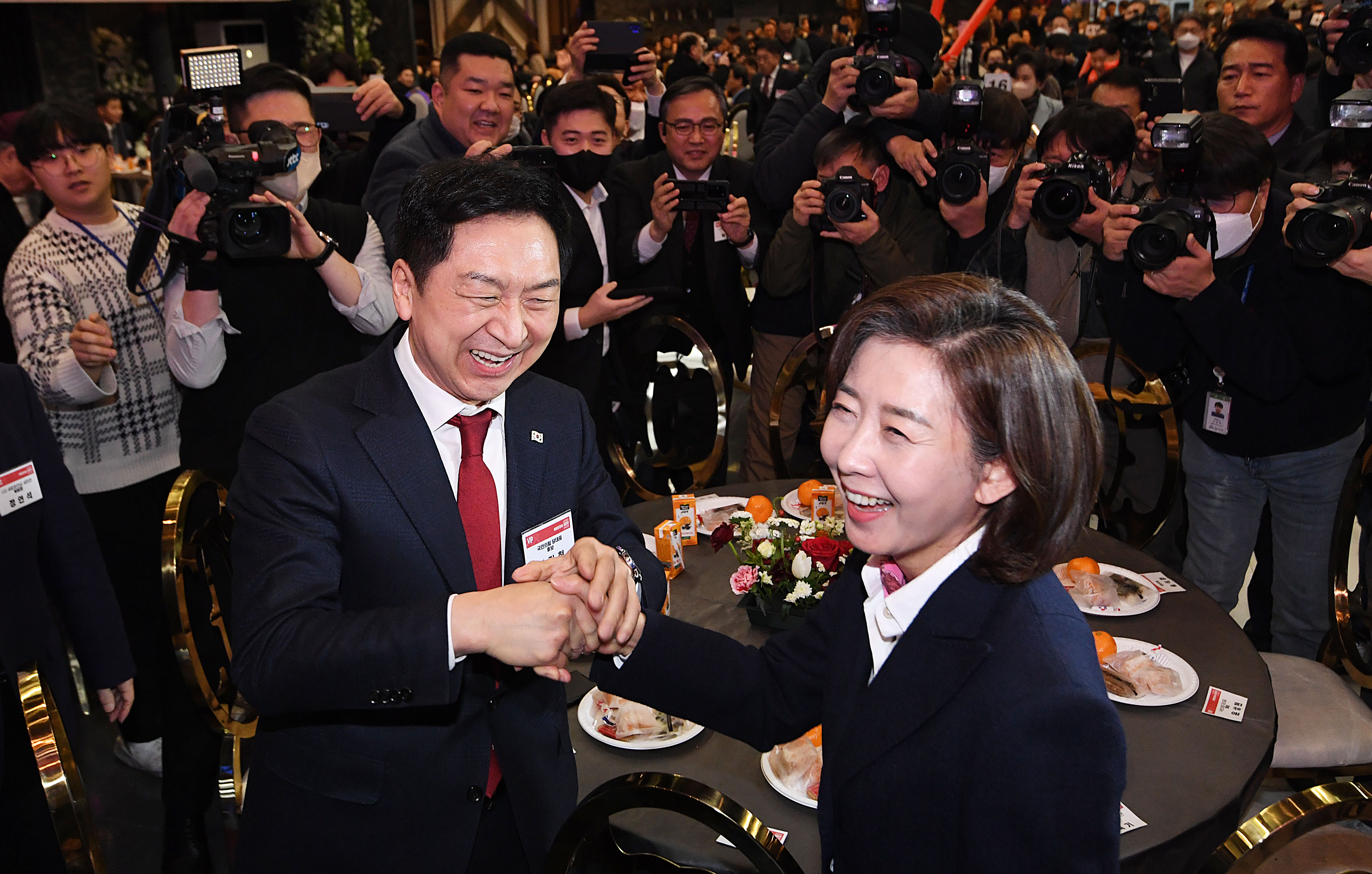 국민의힘 당대표 선거에 출마한 김기현(왼쪽) 의원이 9일 서울 마포구 케이터틀에서 열린 새로운 민심 전국대회에 참석해 나경원 전 의원과 인사를 나누고 있다. 오장환 기자
