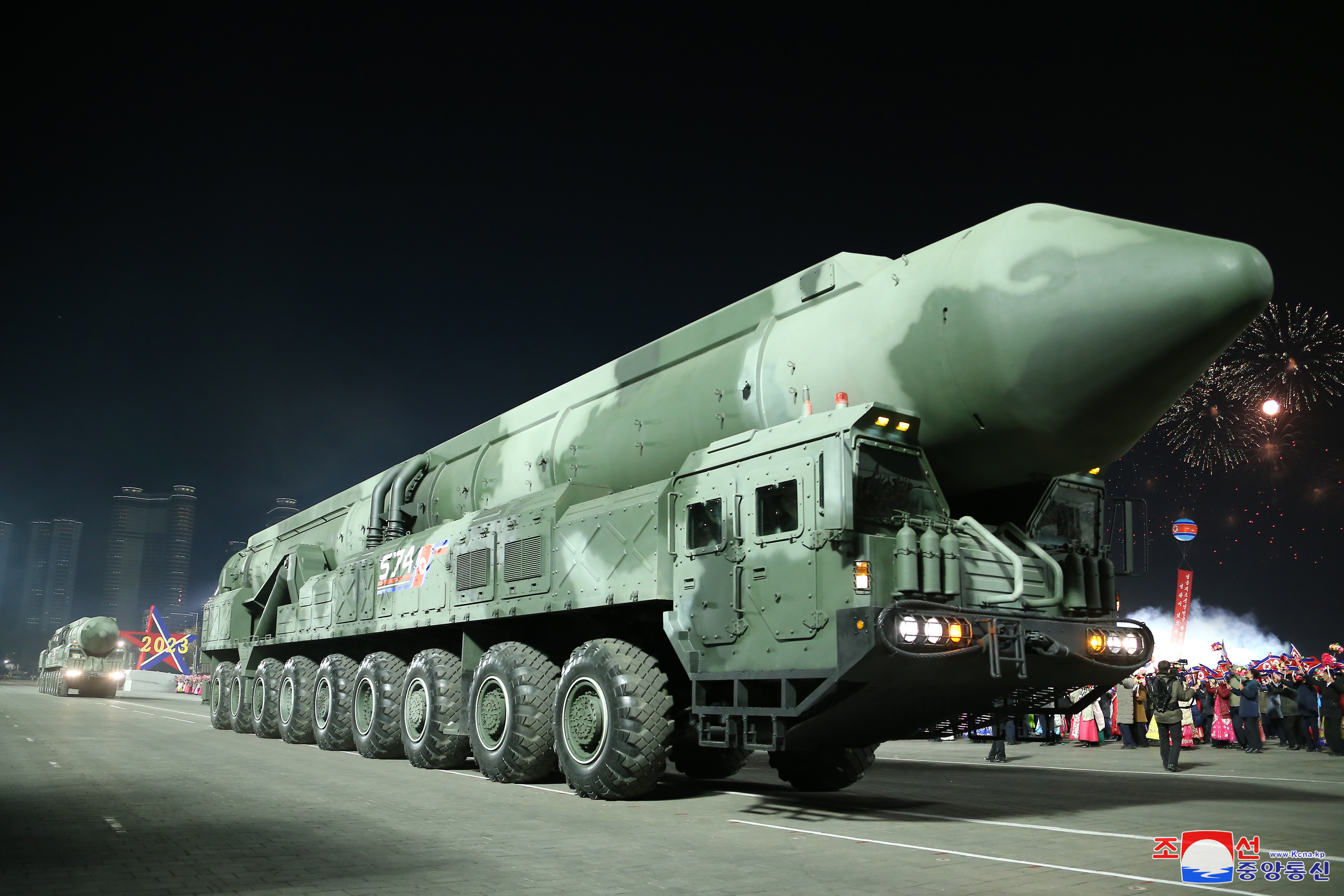 북한 열병식에 등장한 ‘고체 ICBM’ 추정 신형 미사일