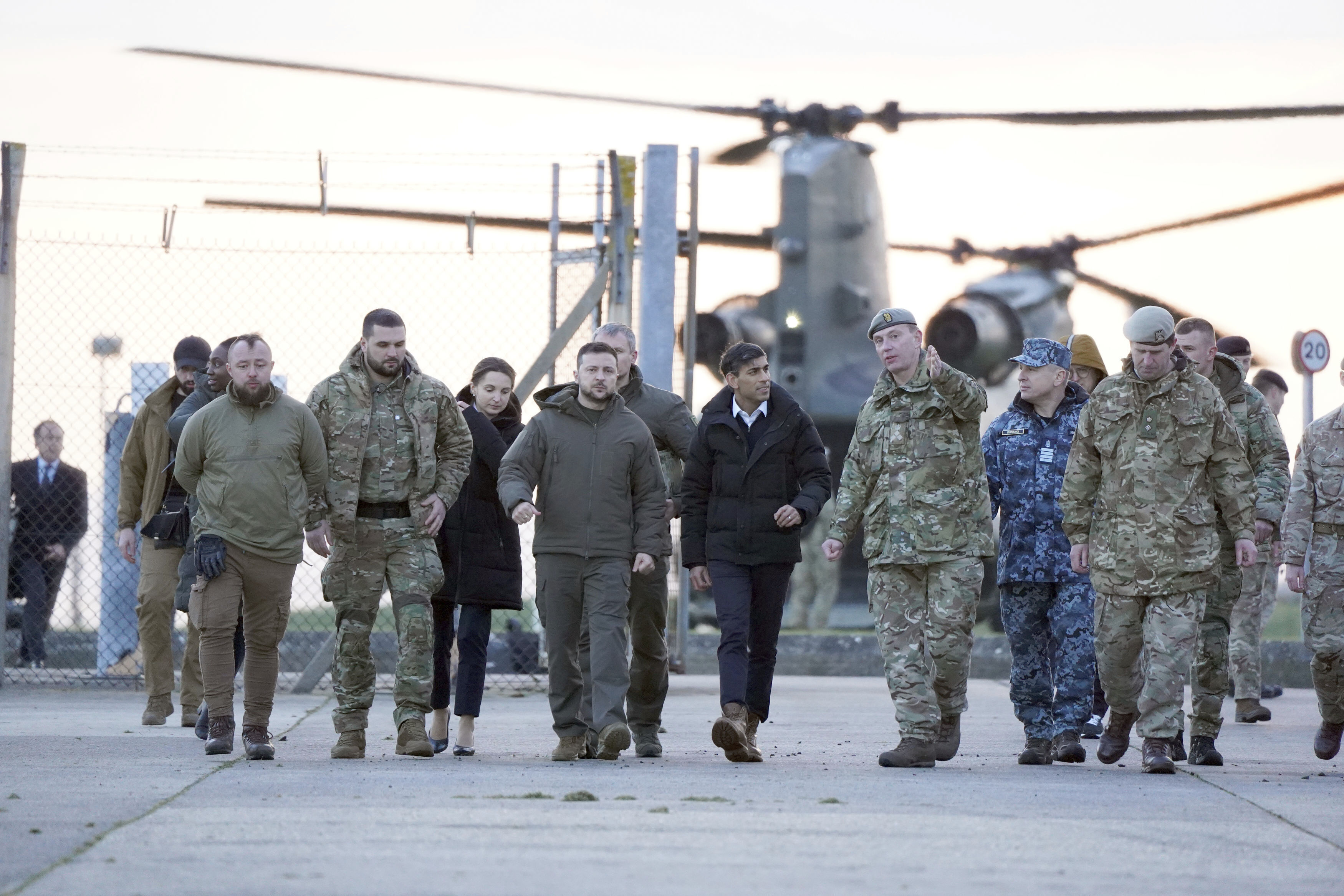 8일(현지시간) 볼로디미르 젤렌스키 우크라이나 대통령과 리시 수낵 영국 총리가 챌린저 2 전차 운용 훈련 중인 우크라이나군을 격려하기 위해 영국 도싯주 군사시설을 방문하고 있다. 2023.2.8 AP 연합뉴스