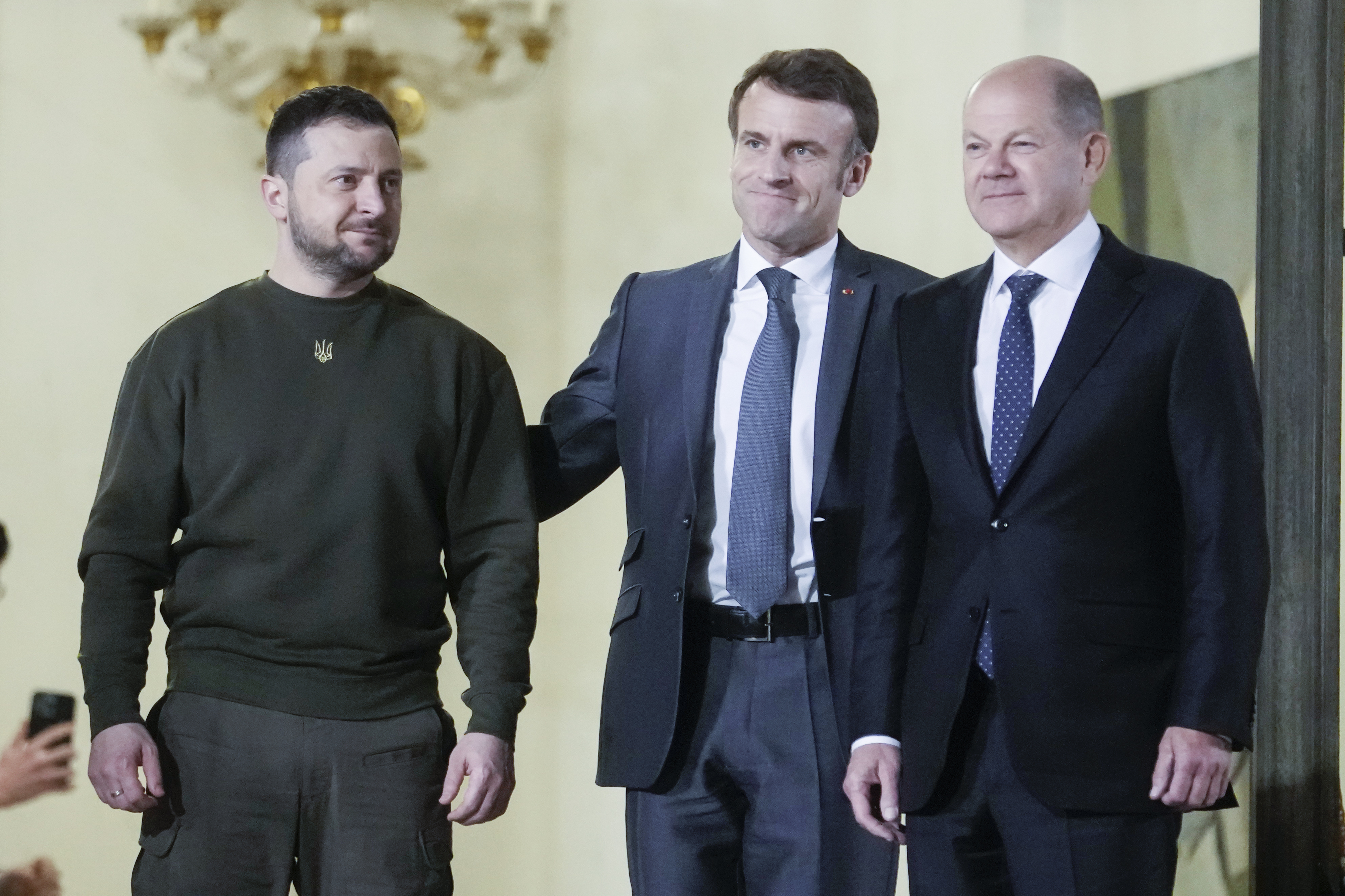 에마뉘엘 마크롱(가운데) 프랑스 대통령과 올라프 숄츠(오른쪽) 독일 총리가 8일(현지시간) 프랑스 파리 엘리제궁에 도착한 볼로디미르 젤렌스키(왼쪽) 우크라이나 대통령을 환영하고 있다. 2023.2.8 AP 연합뉴스