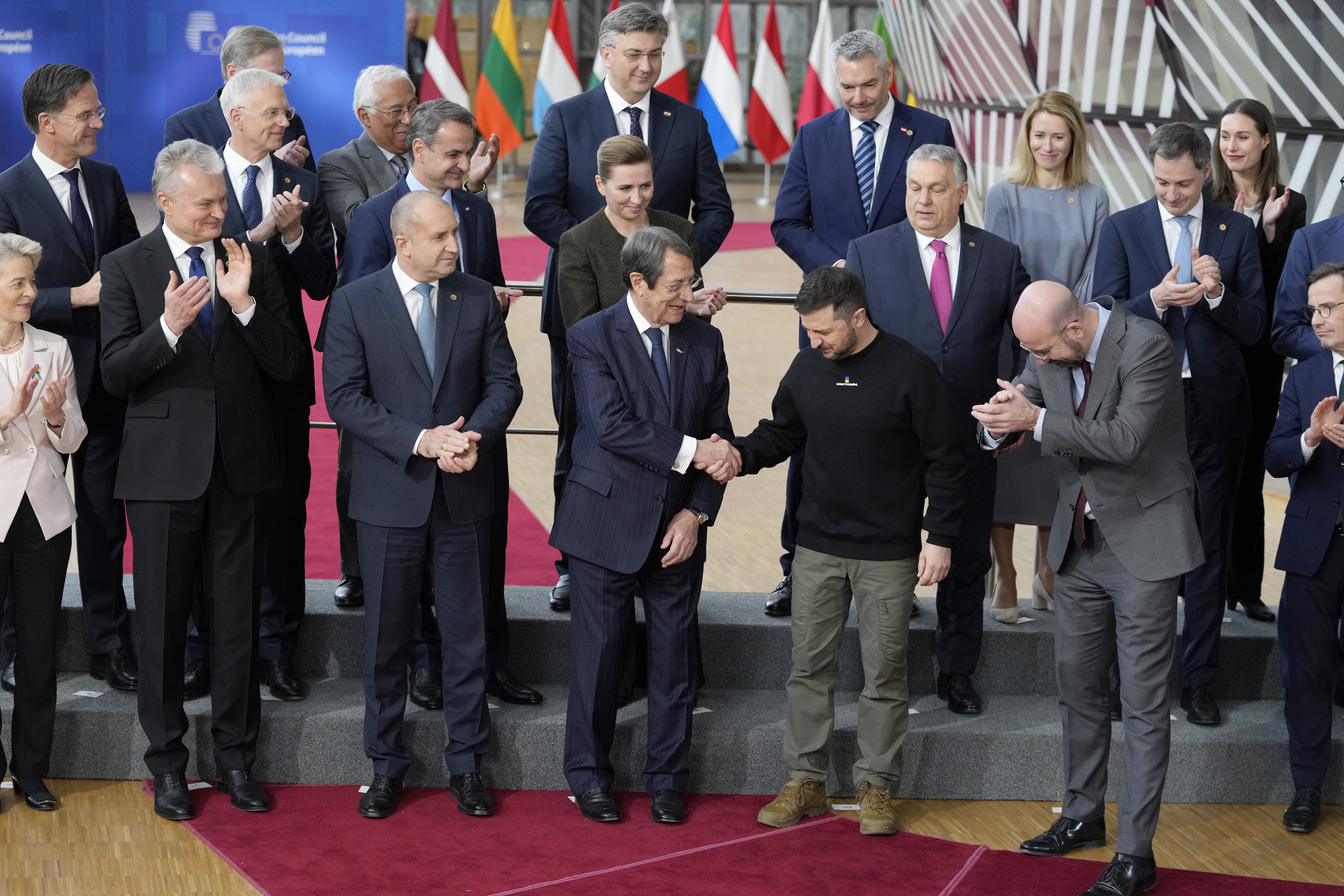 볼로디미르 젤렌스키 우크라이나 대통령이 9일(현지시간) 벨기에 브뤼셀에서 열린 유럽연합(EU) 특별 정상회의에서 다른 유럽연합 지도자들과 단체 사진을 찍고 있다. 2023.2.9 AP 연합뉴스